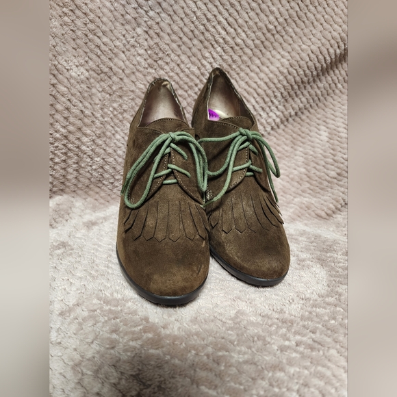 Tahari Suede heels - Picture 5 of 11